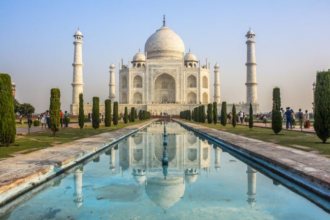 Đền Taj Mahal, Ấn Độ: Công trình tráng lệ này được hoàn thành vào năm 1648. Nằm tại thành phố Agra, du khách có thể tới đền Taj Mahal sau 1 giờ di chuyển bằng máy bay hay 3 giờ đi tàu từ thành phố New Delhi. Bạn nên tới đây vào lúc sáng sớm tránh đông đúc và có thể ngắm cảnh mặt trời mọc.