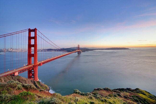 Cầu cổng vàng, Mỹ: Cây cầu dài 2,7 km nối thành phố San Francisco và hạt Marin. Du khách có thể chiêm ngưỡng công trình ấn tượng này bằng cách ngồi trên tàu biển đi qua dưới cây cầu và dọc đảo Alcatraz.