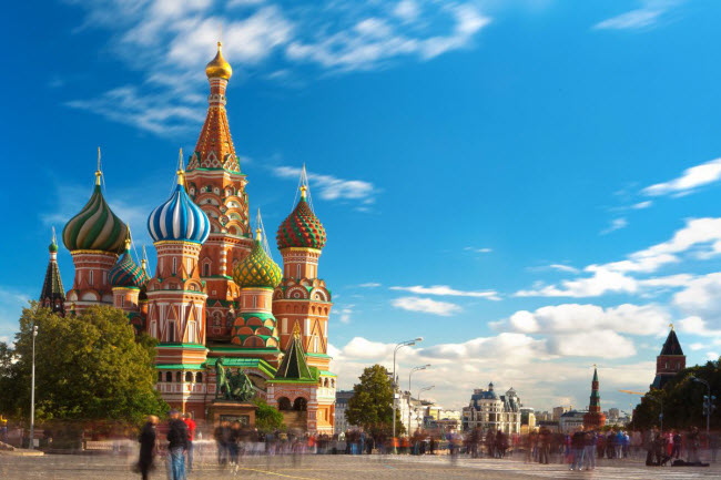 Nhà thờ St. Basil's, Nga: Nằm tại trung tâm của quảng trường Đỏ ở thành phố Moscow, nhà thờ St. Basil's được xây dựng trong thời gian từ năm 1555 đến 1561.  Du khách có thể tham gia tour tham quan nhà thờ cùng các địa điểm khác như Điện Kremlin và lăng Lenin.