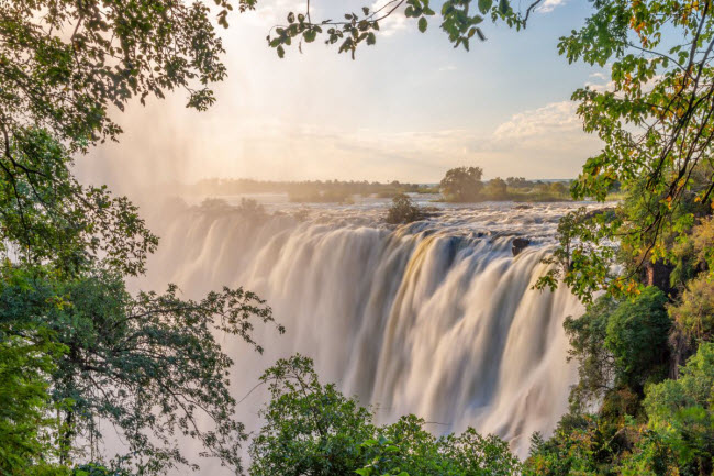 Thác Victoria, Zimbabwe: Đây là thác nước lớn nhất trên thế giới, với chiều rộng hơn 1,5 km và lưu lượng nước lên tới hơn 500 triệu lít/phút.