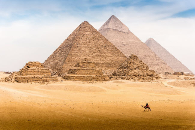 Kim tự tháp Giza, Ai Cập: Nằm dọc sông Nile ở ngoại ô thành phố Cairo, kim tự tháp Giza và các công trình xung quanh có niên đại hơn 4.000 năm. Nó cũng là một trong 7 kỳ quan thế giới cổ đại.