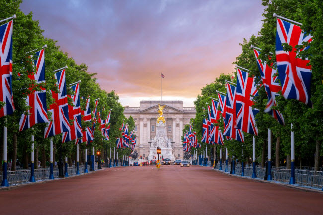 Cung điện Buckingham, Anh: Cung điện ở thành phố London là một trong những nơi ở của Nữ hoàng Elizabeth II và là một trong những lâu đài hoàng gia vẫn hoạt động cuối cùng trên thế giới. Hoạt động thu hút nhiều du khách tại đây là nghi lễ thay vệ binh đứng gác vào 11 giờ hằng ngày.