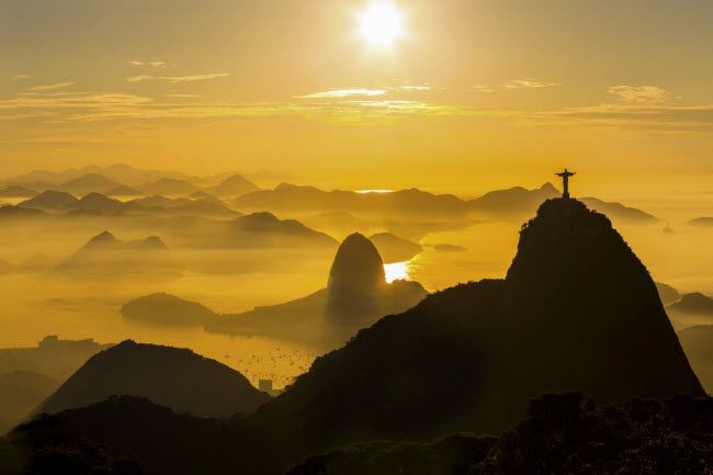 Tượng Chúa Kitô Cứu Thế, Brazil: Công trình nổi tiếng này là biểu tượng của cả thành phố Rio de Janeiro và Brazil. Bức tượng cao 30m nằm trên đỉnh núi&nbsp; Corcovado nhìn xuống thành phố phía dưới. Du khách có thể tới đây bằng taxi hay đi tàu điện.