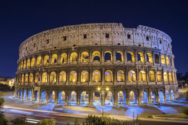 Đấu trường La Mã, Italia: Đây là đấu trường vĩ đại nhất của đế chế La Mã, với sức chứa lên tới hơn 50.000 khán giả. Du khách muốn khám phá địa điểm nảy, nên đặt vé trước vì lượng khách tham quan bị hạn chế.