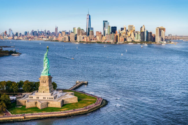 Tượng thần Tự do, Mỹ: Công trình là biểu tượng nổi tiếng của thành phố New York. Bức tượng được người dân Pháp tặng cho nước Mỹ vào năm 1886 để đánh dấu tình hữu nghị giữa hai quốc gia.