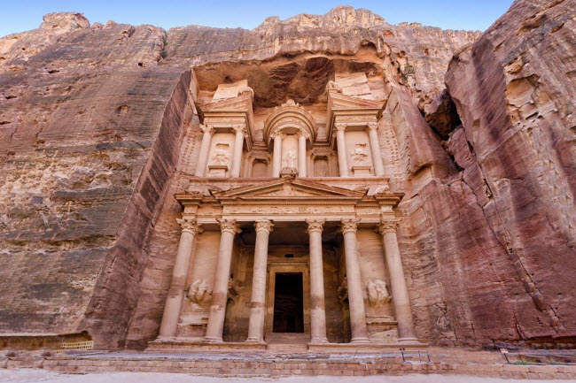 Thành phố cổ Petra, Jordan: Thành phố bị lãng quên là một trong những khu khảo cổ ấn tượng nhất thế giới và được coi là một trong 7 kỳ quan mới của thế giới. Petra là thủ đô phồn thịnh của người Nabataean trong thời gian từ năm 400 trước công nguyên đến năm 106 sau công nguyên.