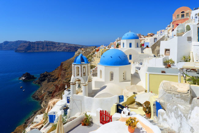 Nhà thờ mái vòm xanh ở Santorini, Hi Lạp: Hòn đảo Santorini nổi tiếng với nhà thờ tường trằng và các mái vòm màu xanh. Các ngôi nhà trên đảo cũng có màu trắng và được xây dựng trên vách đá nhìn xuống biển trong xanh.