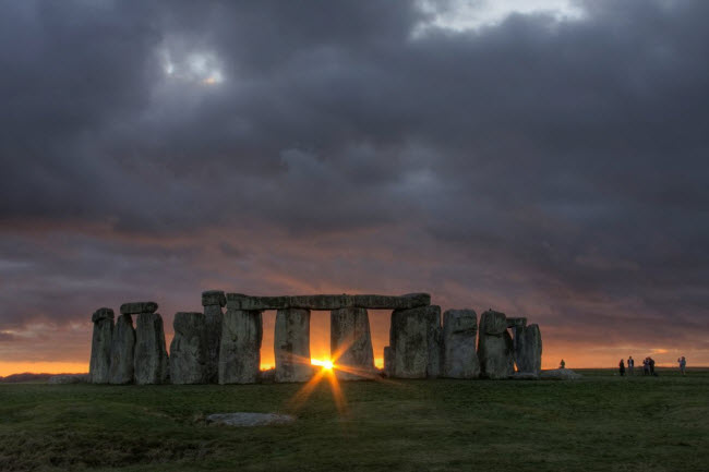 Bãi đá Stonehenge, Anh: Vòng tròn đá ở Stonehenge là một trong những địa điểm du lịch hấp dẫn nhất tại châu Âu. Công trình có niên đại cách đây 4.500 năm được UNESCO công nhận là di sản thế giới vào năm 1986.