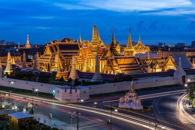 Cung điện hoàng gia, Thái Lan: Là nơi ở chính thức của các vị vua Thái Lan kể từ năm 1782, Cung điện hoàng có lẽ là điểm thu hút khách du lịch nổi tiếng nhất ở thủ đô Bangkok. Nằm bên bờ sông Chao Phraya, khu phức hợp này có những sảnh đường, lâu đài, đền chùa và các khối kiến trúc hoành tráng xen kẽ với những bãi cỏ rộng lớn, vườn cây trang hoàng lộng lẫy cùng sân vuờn trang nhã. Đền Phật Ngọc có lẽ là điểm thăm quan ấn tượng nhất ở đây.