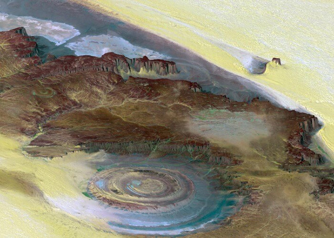 Cấu trúc Richat: Với đường kính gần 30 dặm, đây là một cấu trúc trong sa mạc. Nó trông giống như một hóa thạch lớn. Đó là một cấu trúc hình tròn nổi bật nằm ở chính giữa.