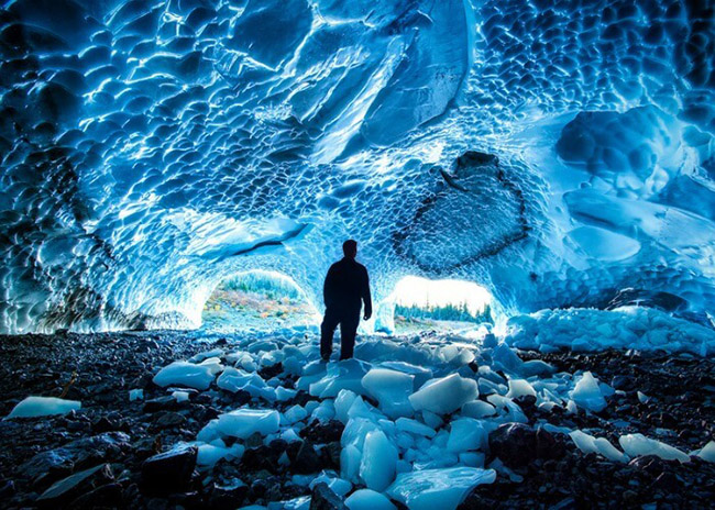 Hang băng Mendenhall: Các sắc thái khác nhau của màu xanh trong các tinh thể băng tại các hang động này là một hiện tượng tự nhiên khiến các nhà khoa học gặp khó khăn trong nhiều năm.