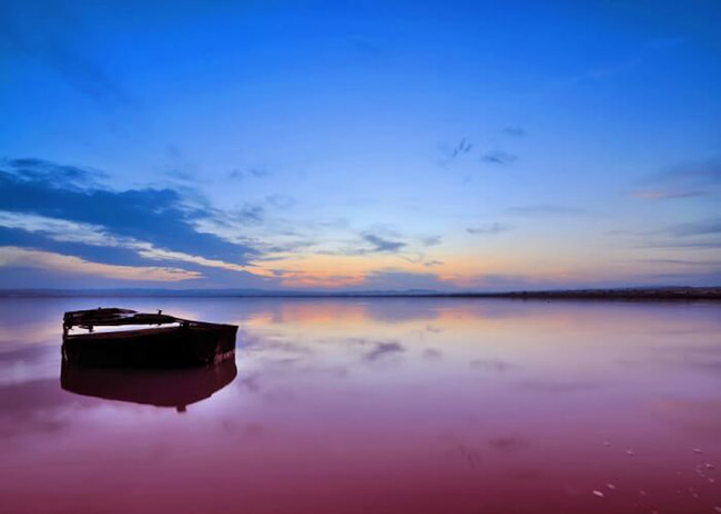 Hồ Retba: Bạn đã bao giờ nhìn thấy một hồ nước màu hồng? Lý do đằng sau nước có màu hồng là sự hiện diện rất lớn của tảo Dunaliella salina trong nước. Hồ được biết đến với hàm lượng muối cao, lên đến 40% ở một số khu vực.