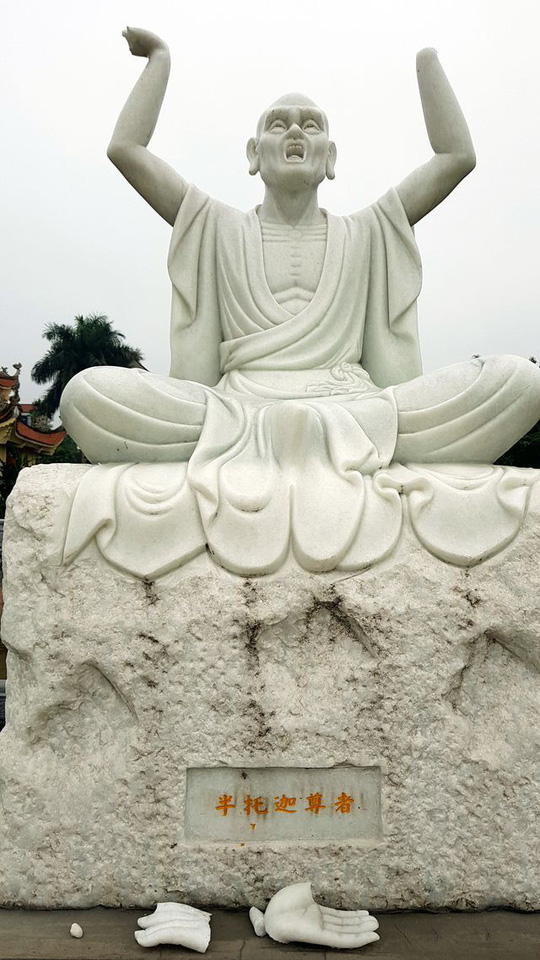 16 pho tượng La Hán trong ngôi chùa cổ bất ngờ bị đập phá trong đêm - 1