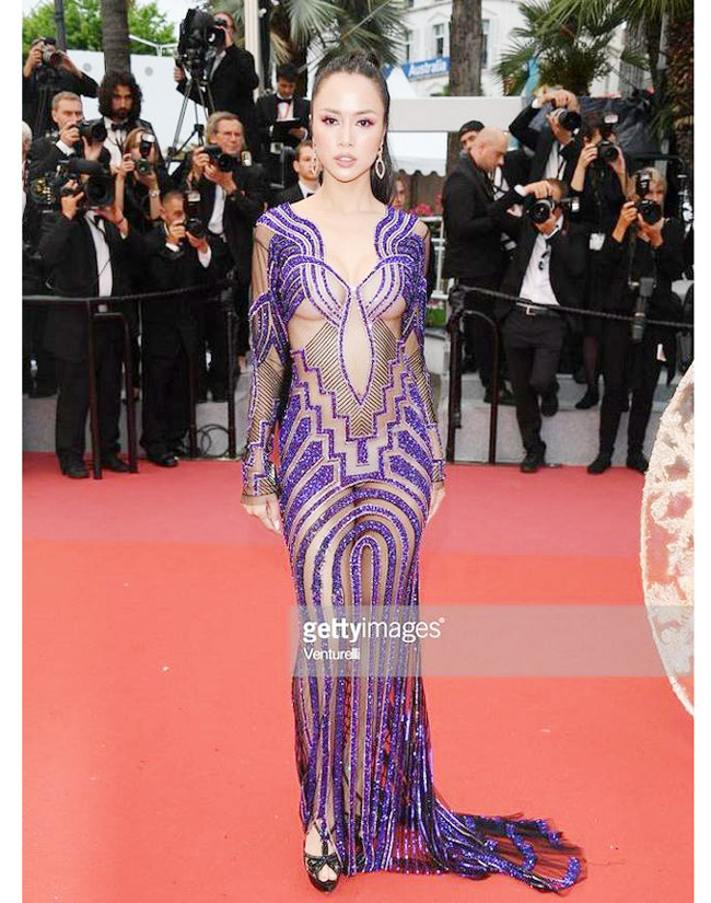 Tại Liên hoan phim Cannes 2018, Vũ Ngọc Anh diện chiếc váy sexy quá mức. 
