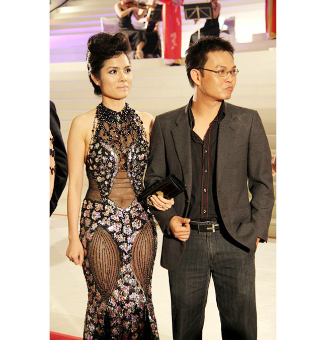 Diện váy gợi cảm đến dự LHP Quốc tế Hà Nội năm 2010, Kiều Thanh bị chê là thảm họa thời trang, ăn mặc không phù hợp với sự kiện trang trọng.
