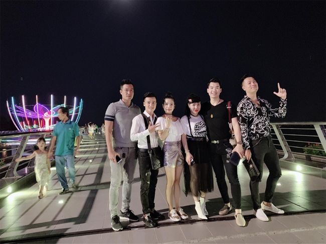 Trương Nam Thành cùng bà xã có chuyến du lịch Cần Thơ đầu năm mới cùng nhóm bạn thân.