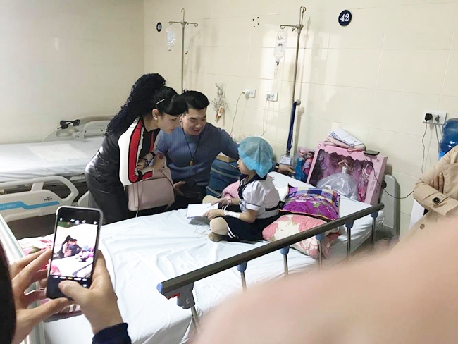 Hình ảnh cặp vợ chồng nổi tiếng vào viện nhi thăm một bệnh nhân nhí được fan vô tình chụp lại.