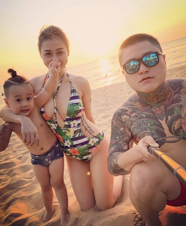 Cách đây vài ngày, ca sĩ Vũ Duy Khánh đăng ảnh cùng con trai và vợ cũ - DJ Tiên Moon đi du lịch chung ở Phú Quốc nhân dịp sinh nhật 3 tuổi của bé Bull.