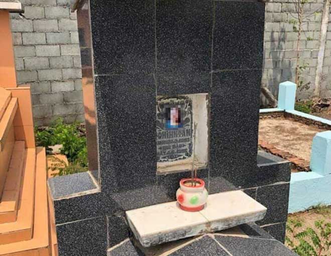 Nóng 24h qua: Ảnh người phụ nữ lạ bị dán khắp nghĩa trang ở Đồng Nai - 1