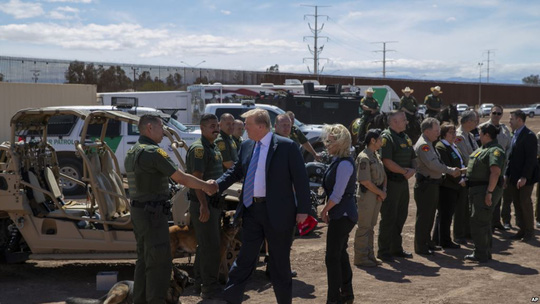Ông Donald Trump cho xây tường biên giới với Mexico dài không tưởng - 1