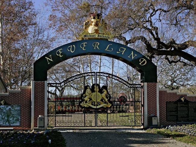 Trang trại Neverland với biệt thự tuyệt đẹp của Michael Jackson từng được rao bán với giá 100 triệu USD hồi năm 2015, nhưng năm 2017 giảm còn 65 triệu USD.