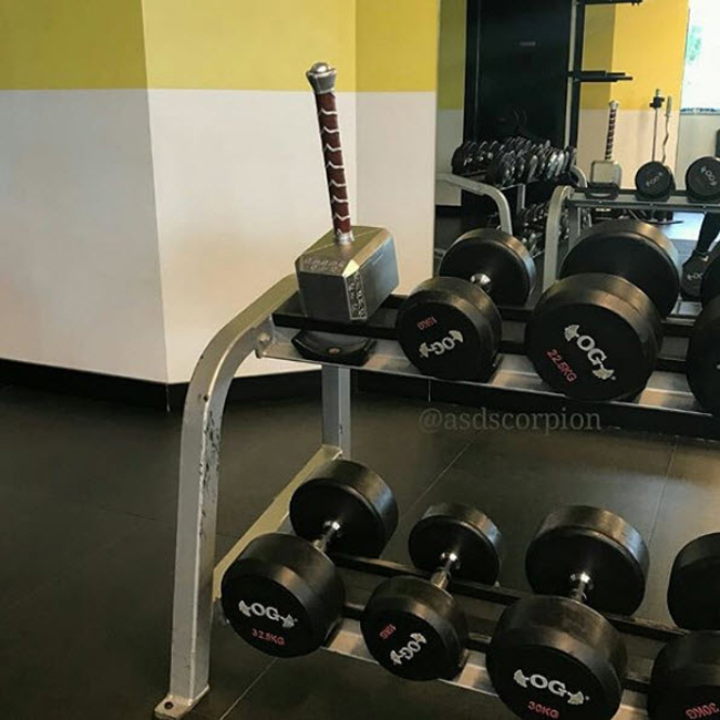 Thor đi tập gym để quên búa rồi kìa.