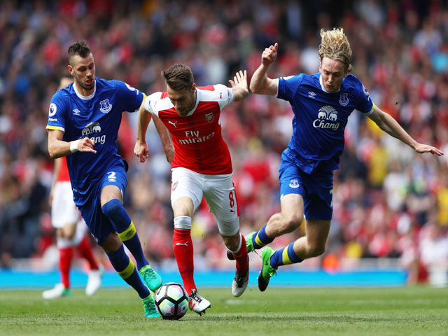 Everton - Arsenal: 3 điểm để ”cắt đuôi” Chelsea, MU