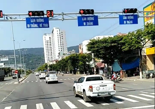 Đà Nẵng: Trích xuất camera truy tìm đoàn xe ô tô ngang nhiên vượt đèn đỏ - 1