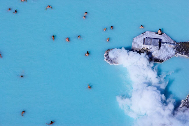 Hồ Blue, Iceland: Du khách sẽ có cảm giác đang ở spa, khi đắm mình trong nước ấm dưới hồ Blue. Nguồn nước ở đây chảy từ một nhà máy địa nhiệt gần đó. Hồ cũng có khung cảnh tuyệt đẹp, tạo nền ấn tượng cho các bức ảnh trên Instagram.