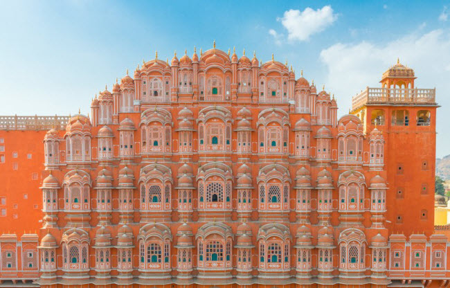 Jaipur, Ấn Độ: Thành phố gây ấn tượng với những ngôi nhà rực rỡ sắc màu. Hoàng tử Sawai Ram Singh II đã ra lệnh sơn màu hồng cam cho các ngôi nhà ở thành phố vào năm 1876 để đón Thái tử Albert và Nữ hoàng Victoria. Nhiều ngôi nhà vẫn giữ màu sơn này cho đến ngày nay.