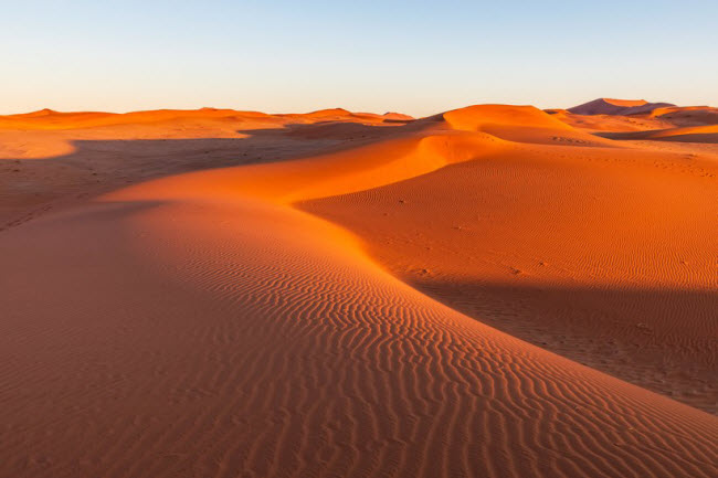 Cồn cát Namib, Namibia: Nơi đây có những cồn cát cao nhất thế giới, cao hơn 382m. Khung cảnh cồn cát Namib đẹp nhất vào lúc sáng sớm, với một phía màu đỏ ửng và phía còn lại vẫn là bóng tối.