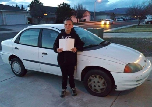 Cậu bé 13 tuổi tự đi làm thêm mua ô tô tặng mẹ - 1