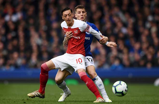 Arsenal thua còn gặp họa: Ozil ném áo vào HLV đối phương - 2