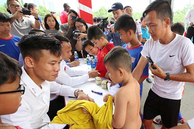 Quế Ngọc Hải, Trọng Hoàng toát mồ hôi so tài với 100 cầu thủ nhí - 2