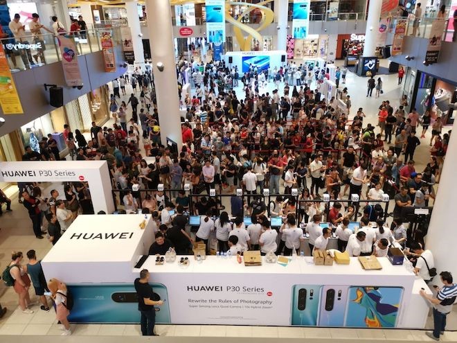 Người Việt xếp hàng mua iPhone, còn người Singapore trắng đêm chờ Huawei P30 Pro - 1