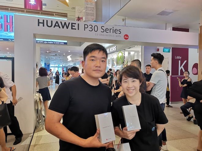 Người Việt xếp hàng mua iPhone, còn người Singapore trắng đêm chờ Huawei P30 Pro - 5