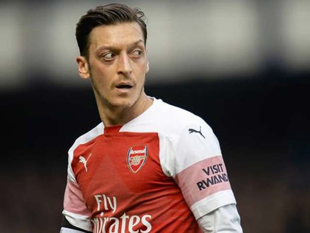 Arsenal thua còn gặp họa: Ozil ném áo vào HLV đối phương