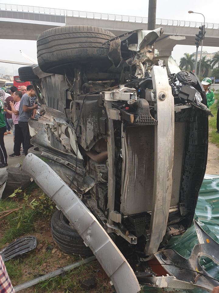 Nữ tài xế lái Mercedes lao như tên bắn, tông hàng loạt xe máy - 3
