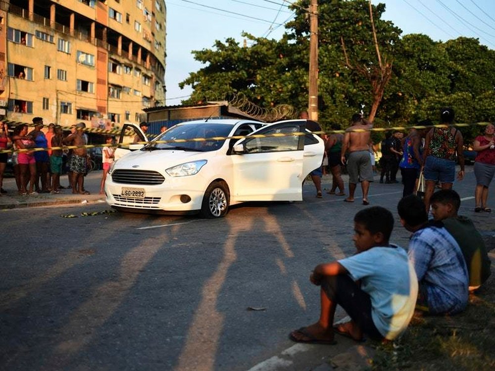 Brazil: Đang lái xe chở gia đình thì bị quân đội nã 80 phát đạn - 2