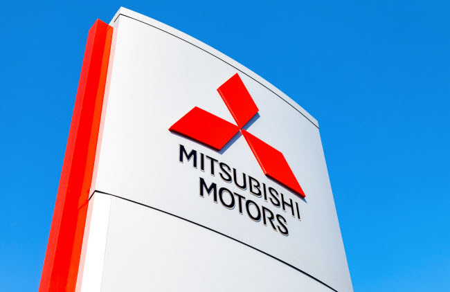 Tập đoàn Mitsubishi mua lại hòn đảo và bắt đầu khai thác than đá từ các mỏ dưới nước.