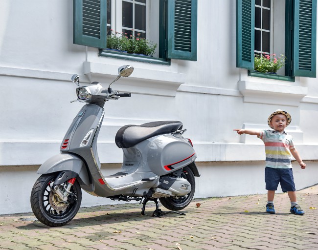 Vespa mới đây đã chính thức tung ra thị trường Việt Nam phiên bản 2019 Vespa Sprint S thể thao, đậm chất nam tính. Nổi bật và tạo ấn tượng mạnh của Vespa Sprint S 2019 chính là bản màu sơn xám ghi bóng nhìn sang chảnh và cuốn hút.