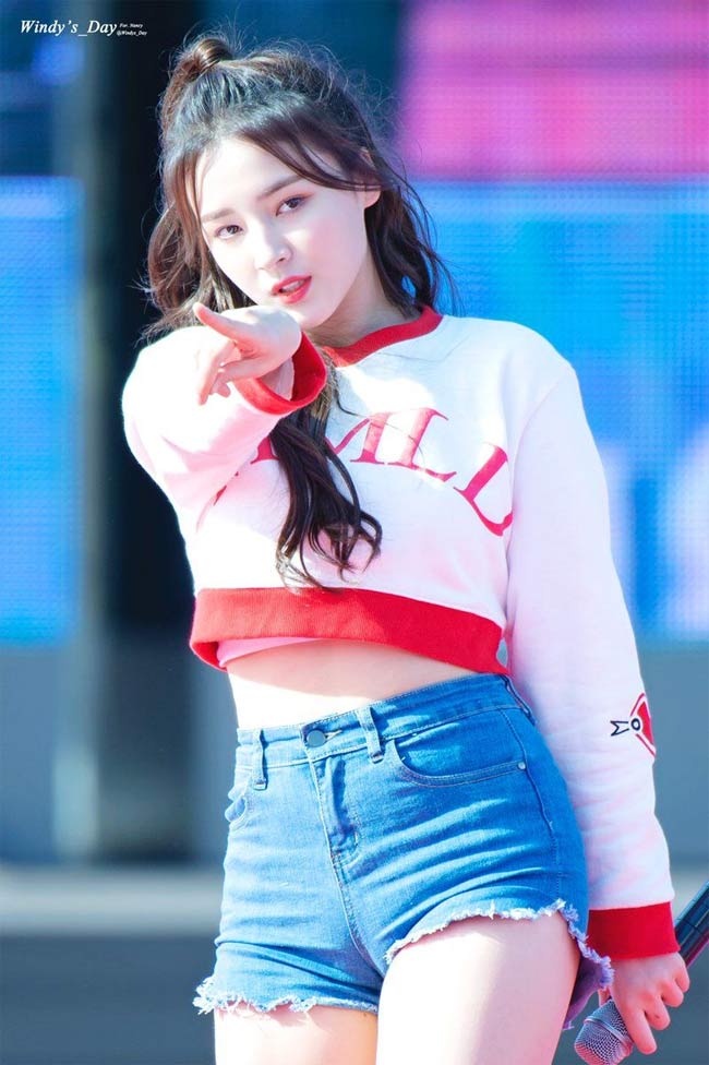 Netizen từng kêu gọi Nancy và các thành viên Momoland cần cân nhắc mặc quần phòng hộ bên trong quần short.