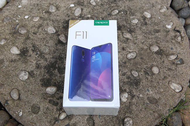 Oppo F1 được kế thừa phong cách thiết kế vốn đã rất thành công từ các thế hệ trước.