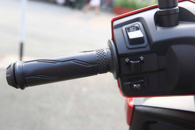 Các nút điều khiển và thanh tay lái bên trái của 2019 Yamaha FreeGo.