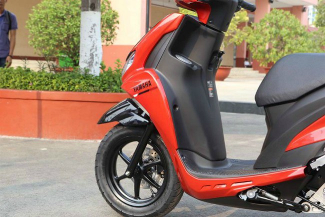 Phía trước của 2019 Yamaha FreeGo được trang bị phanh đĩa.