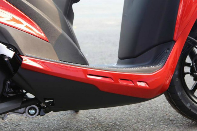 Sàn để chân rộng rãi giúp lái xe thấy thoải mái khi chạy xe và không lo bị bụi bẩn, hay nước bắn.