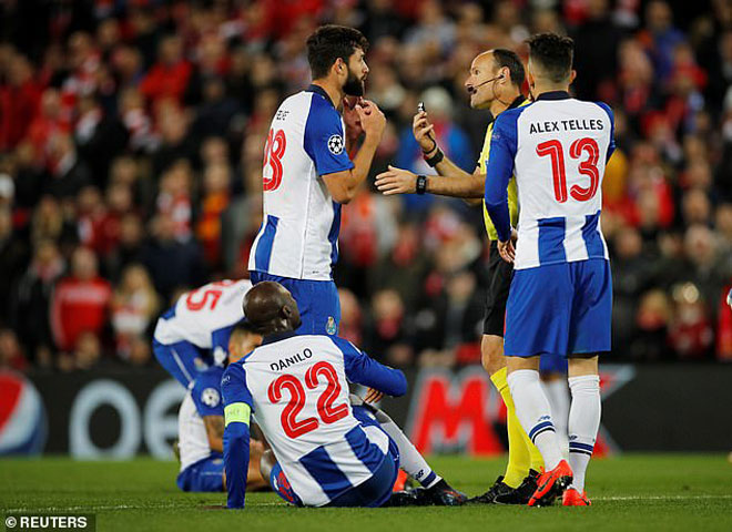 Salah may mắn thoát án thẻ đỏ: Nguy cơ phạt nguội, Klopp lo sốt vó - 2