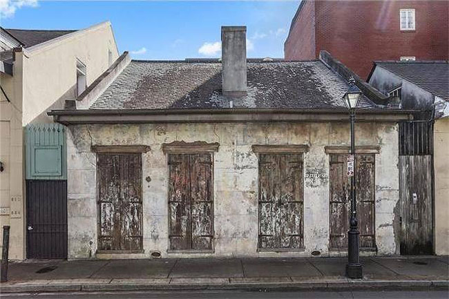Ngôi nhà này rộng khoảng 168 m2, được xây dựng từ thế kỷ 19 theo phong cách Creole và tọa lạc tại New Orleans, Mỹ.