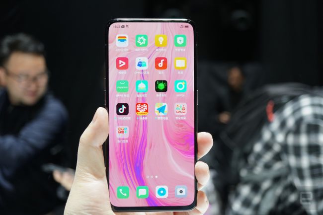 Phần màn hình của máy được tối ưu do thiết kế camera selfie bật lên mà không cần đến notch hoặc bị khoét lỗ gây khó chịu.