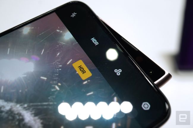 Phần hình niêm của camera selfie bật lên tên Oppo Reno chứa camera trước và đèn flash trợ sáng.